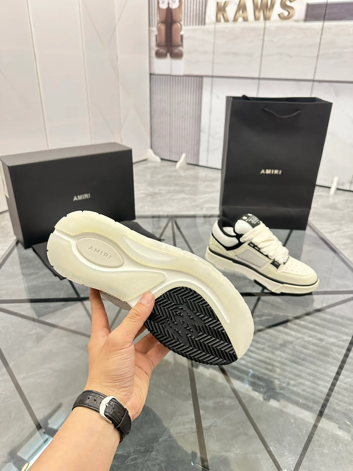 Men's shoes: 💰P720¥ Guangzhou top quality Product trademark: AMIRI* "Amir*" low-top casual shoes Regular size: 39-44 (can be customized to 45) Product materials: upper imported first-layer cowhide stitching original material, breathable lining, original outsole. Number: 525